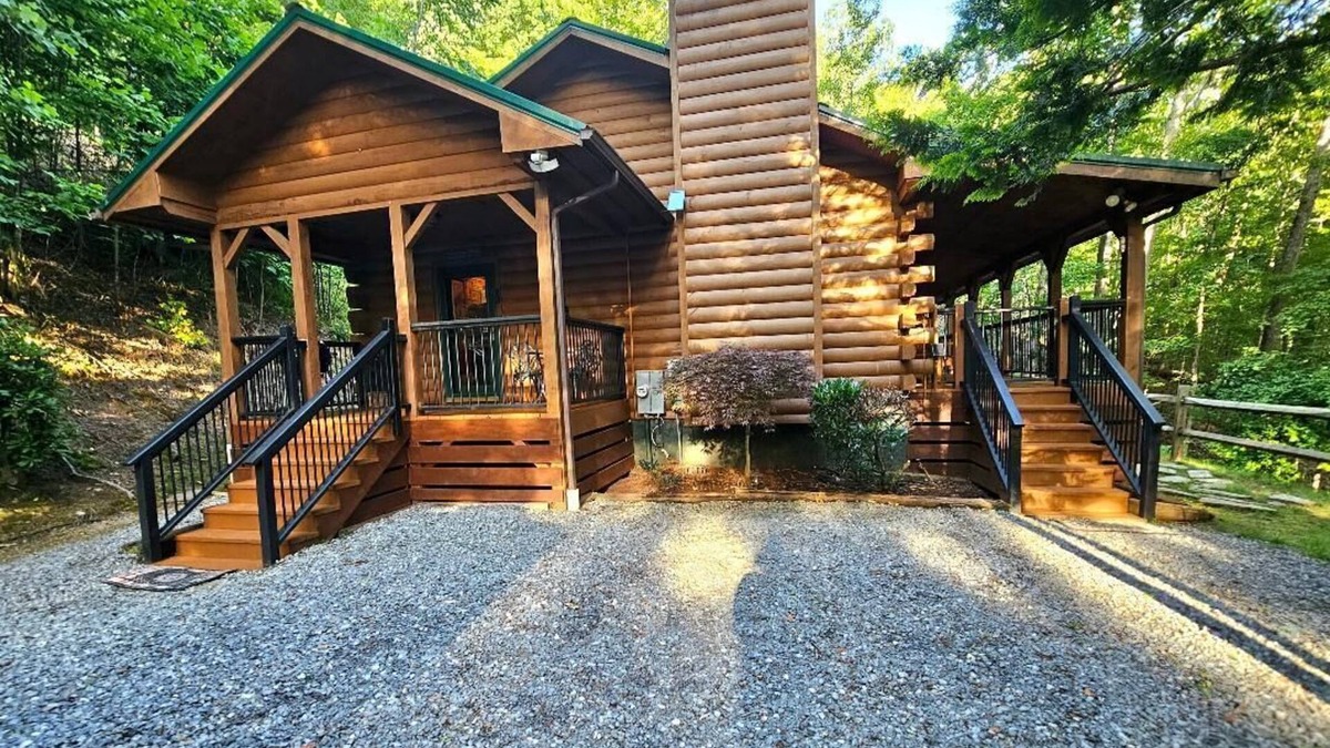 Waynesville Cabin | Bear Pause-Updated cabin in Waynesville, NC; close to Maggie Valley & Asheville.