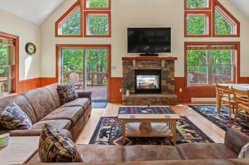 Lake Harmony Estates House | Bear Paw Lodge by AvantStay Hot Tub Deck Fire Pit