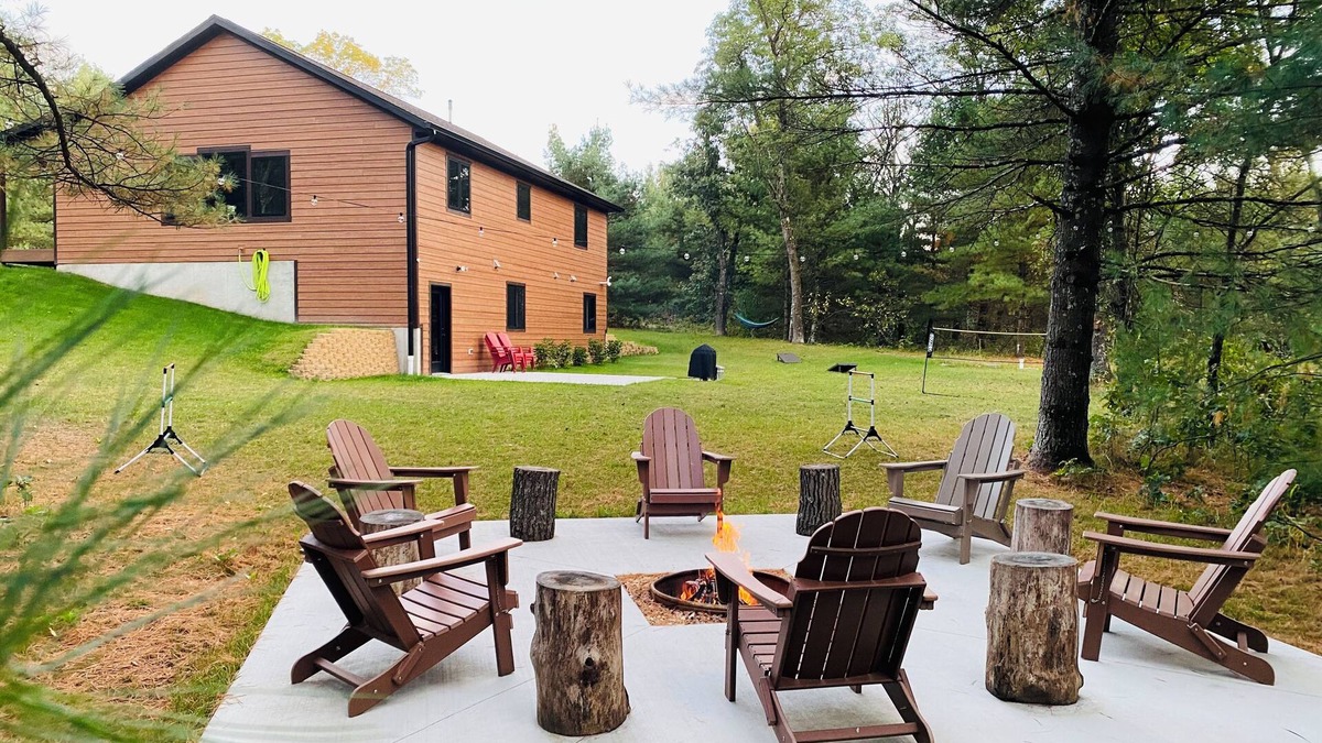 Wisconsin Dells House | Bear Paw Lodge Luxury Cabin Game Room Fire Pit
