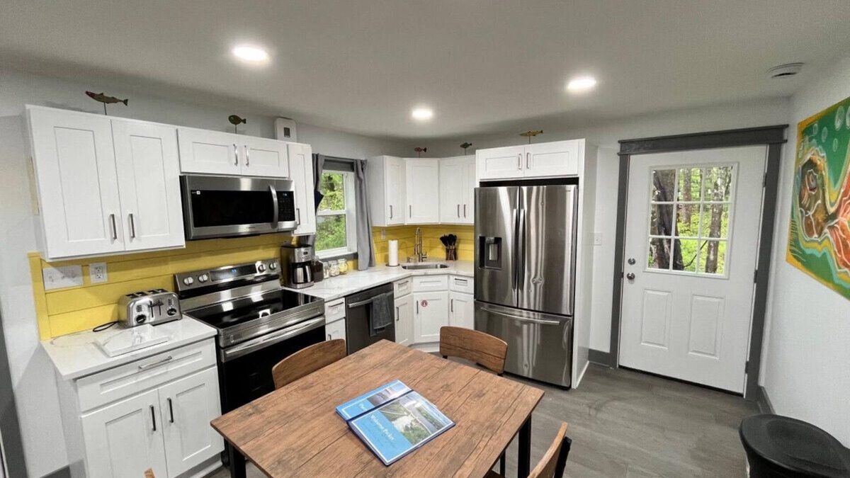 Hawley House | Bear Run Bungalow |Kayaks|Hot Tub|Walk to Lake!