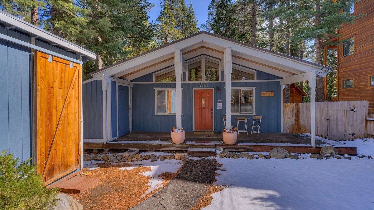 Tahoma Cabin | Bear's Den: 2 BR, 1 BA Cabin or Bungalow in Tahoma, Sleeps 4