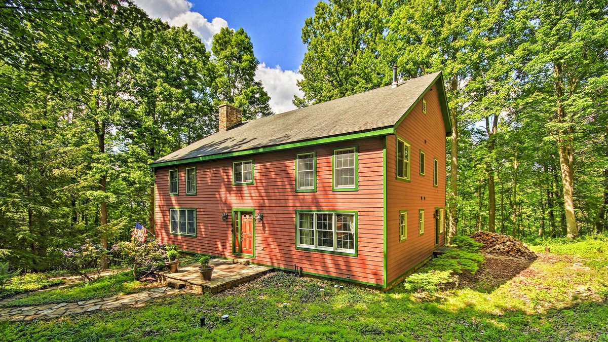 Acme House | 'Bear's Eye View' - Mountain Retreat w/ Hot Tub!