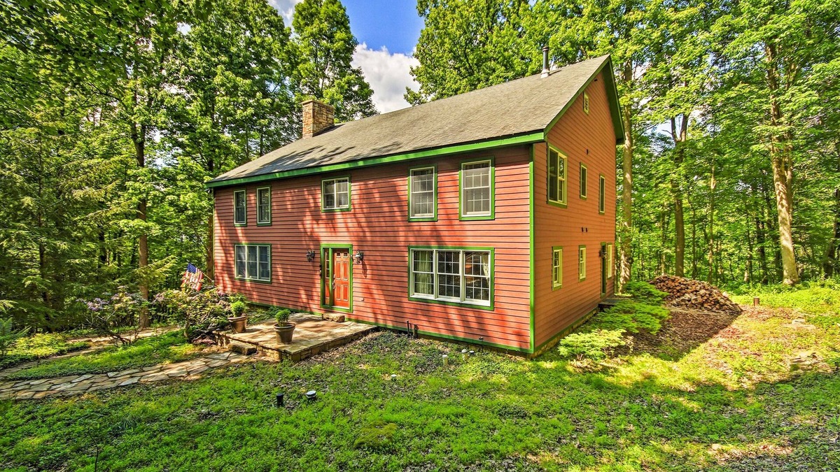 Acme Cabin | Bear's Eye View' - Mountain Retreat w/Hot Tub!