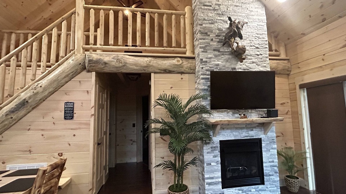 Campbellsville Cabin | Bear Tracks Getaway Cabin