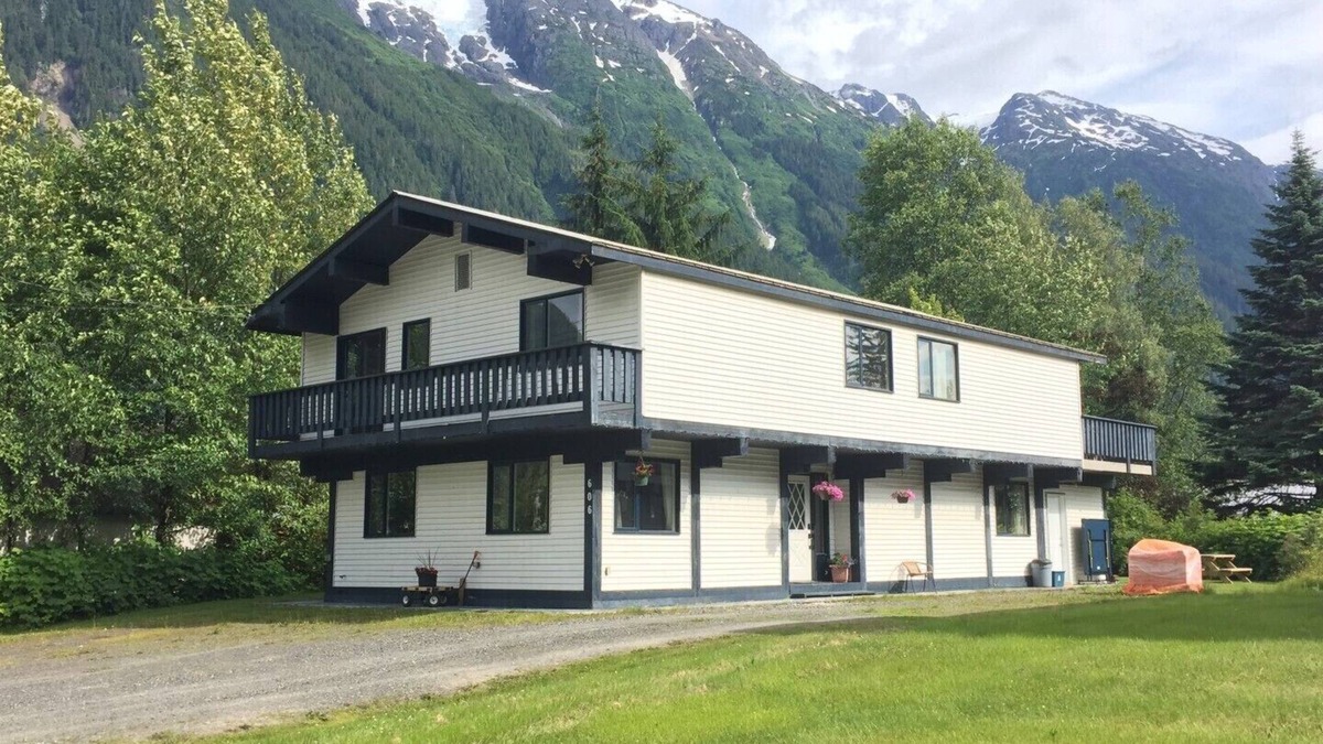 Stewart Condo | Bear Valley King Suite - King Suite at the Bearvalley Guesthouse