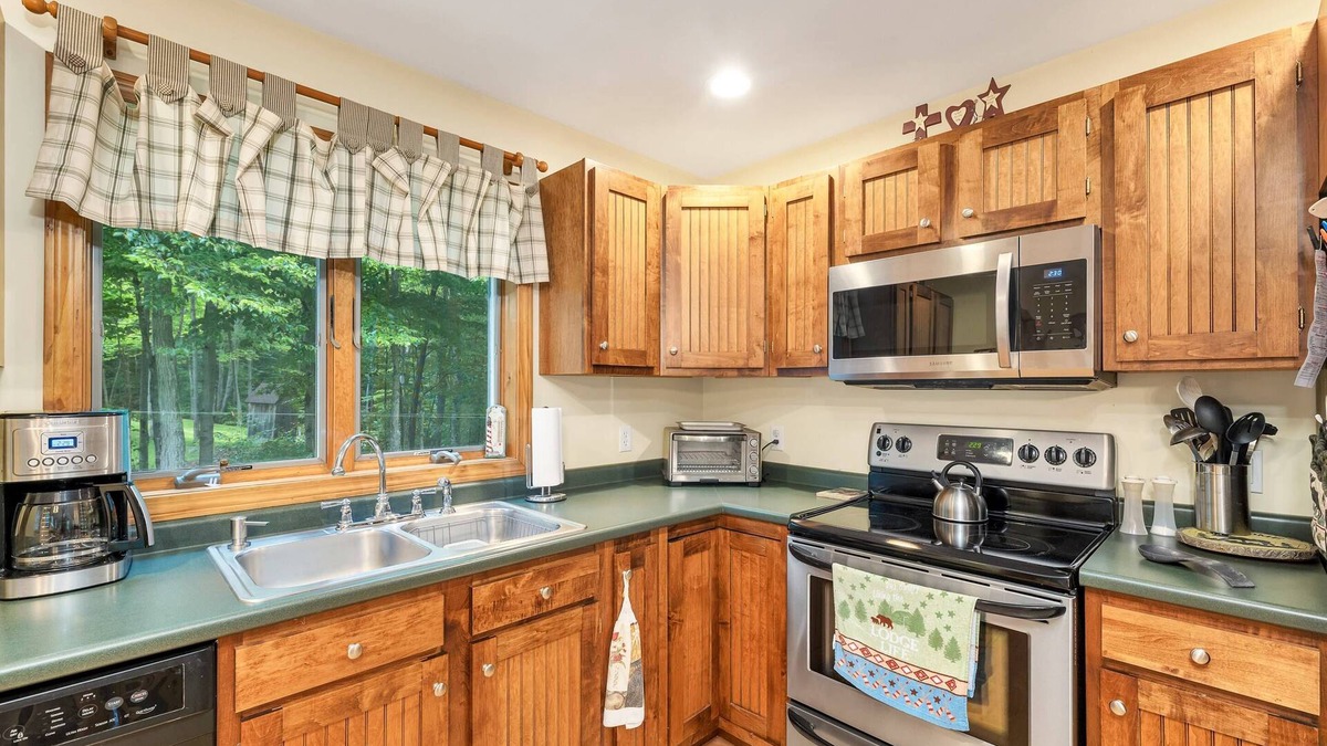 Rumney House | Bears Den: Lake Deck, Swingset, Firepit, BBQ, Swingset, Fast WiFi, Hike Bike Climb