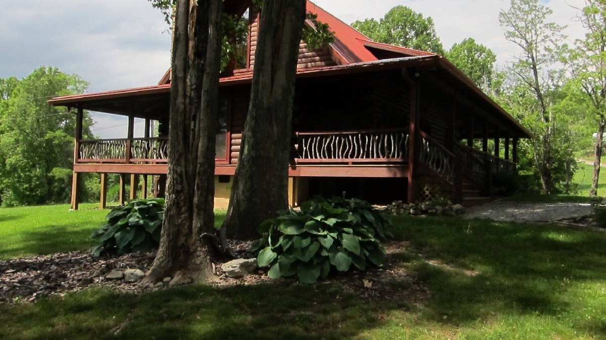 Skyland Cabin | BEARWALLOW DEN -NEAR ASHEVILLE - HENDERSONVILLE LUXURY MOUNTAIN CABIN - 2 KING