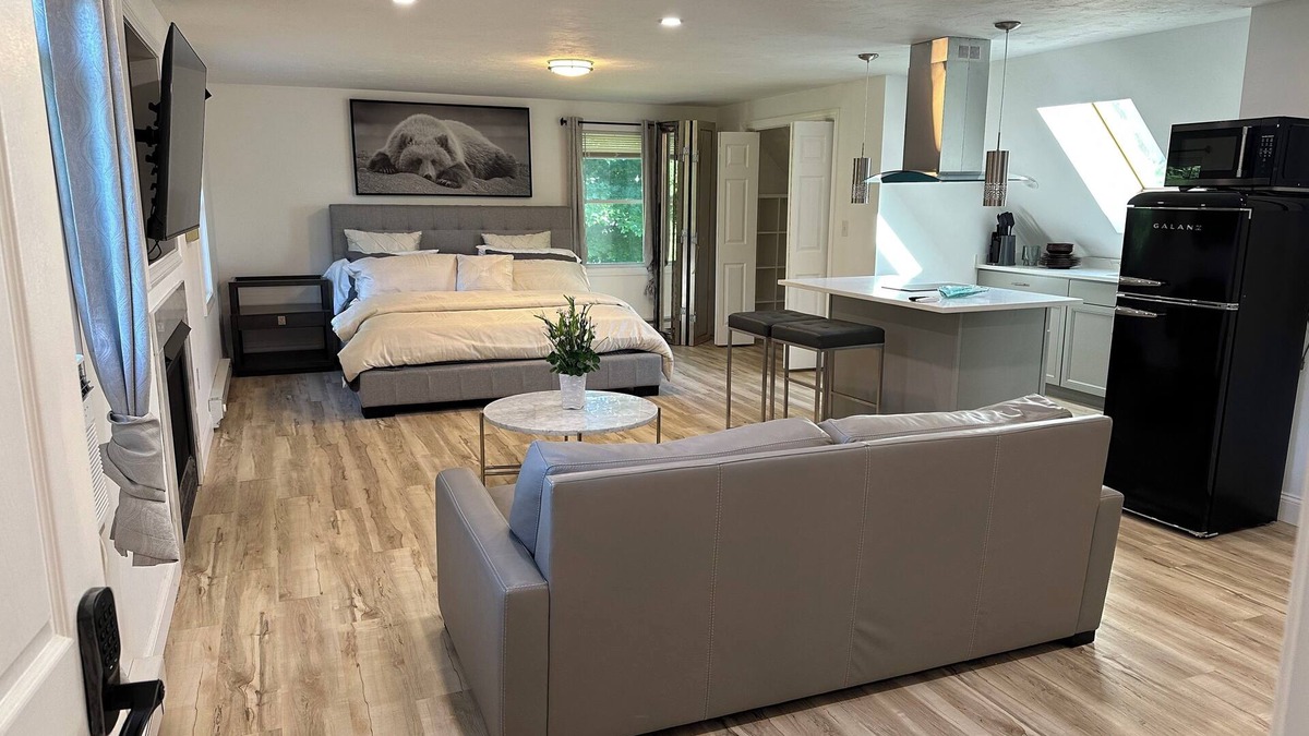 Raynham Apartment | Beatiful Studio in Raynham MA, minutes to shopping, Massasoit State park, etc