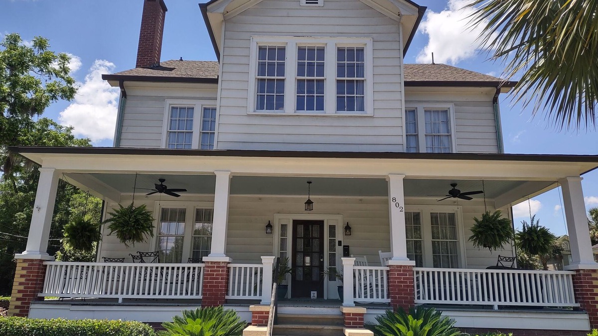 The Old Point House | Beaufort Charm showcased in this elegantly updated 4-bedroom historic home.
