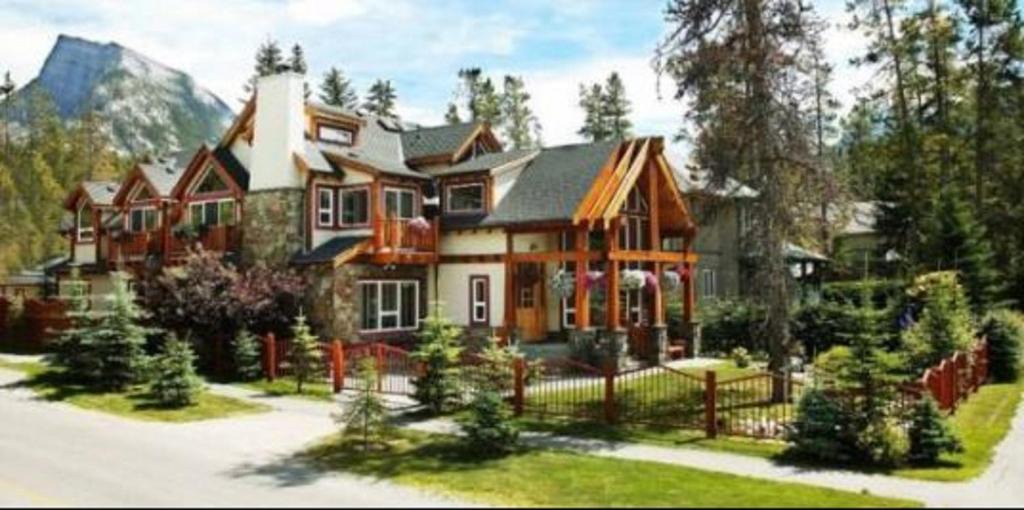 Banff Bed & Breakfast | Beaujolais Boutique B&B at Thea's House- Adults Only