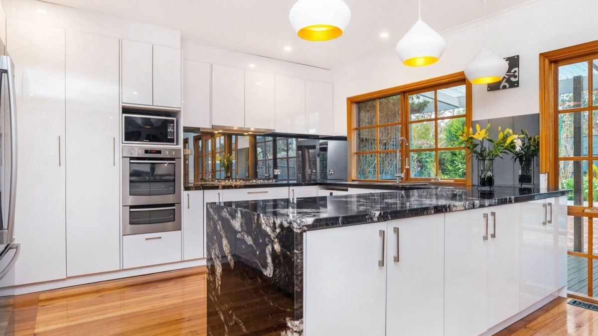 Beaumaris House | Beaumaris Grand Dame - Child & Pet friendly