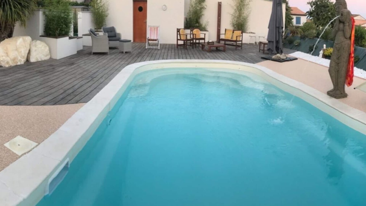 Saint-Georges-des-Coteaux House | Beautiful room with heated pool and shared SPA.Shared bathroom.