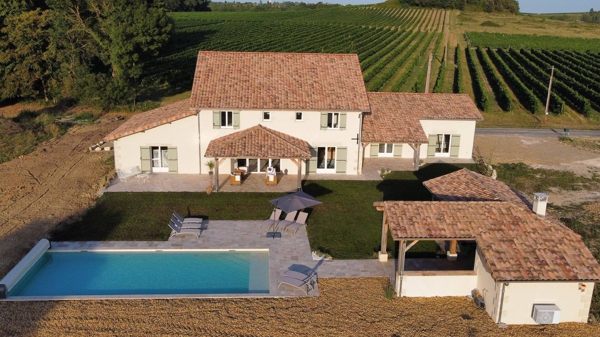 Minzac House | Beautiful Barn on Vineyard, with private heated pool