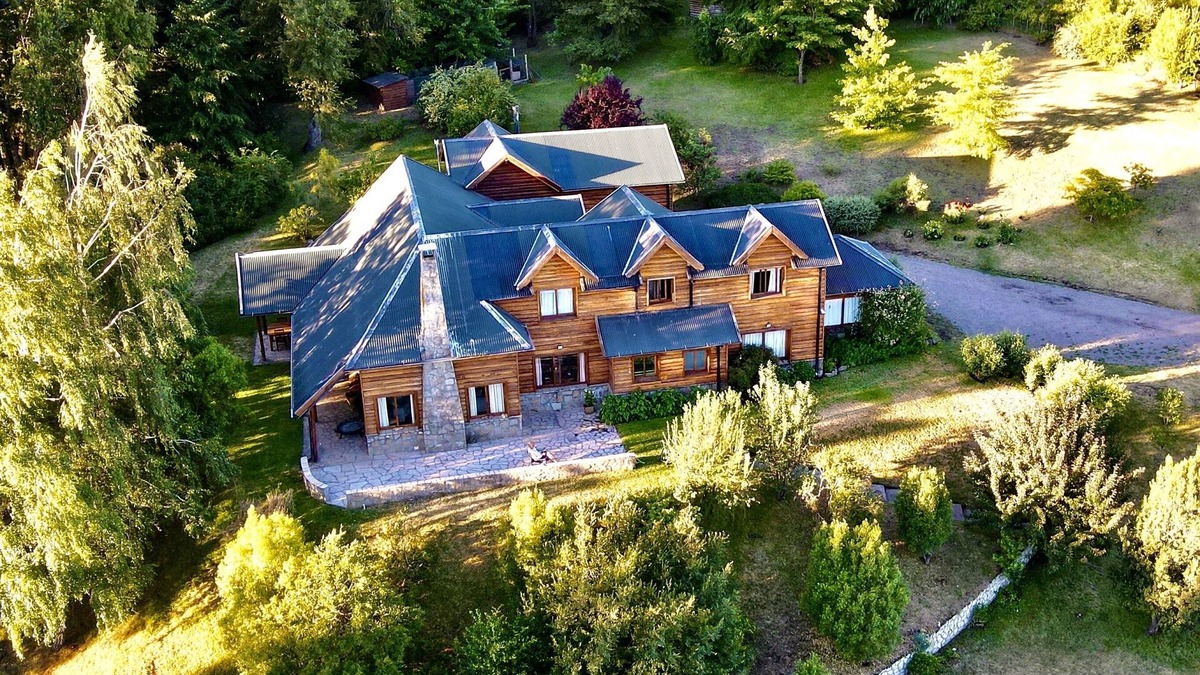 San Martin de los Andes House | Beautiful log house on a hillside. Spectacular view. Sleeps 12