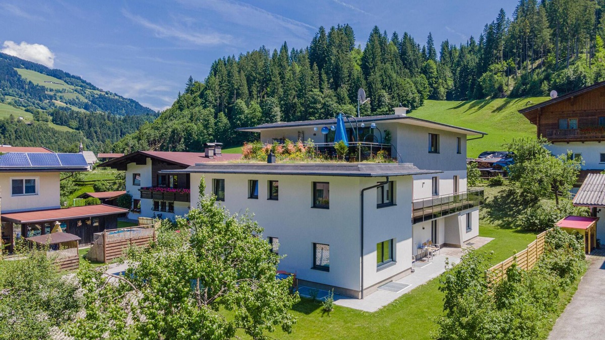 Hopfgarten im Brixental Apartment | Beautiful group accommodation, 50m to the ski bus