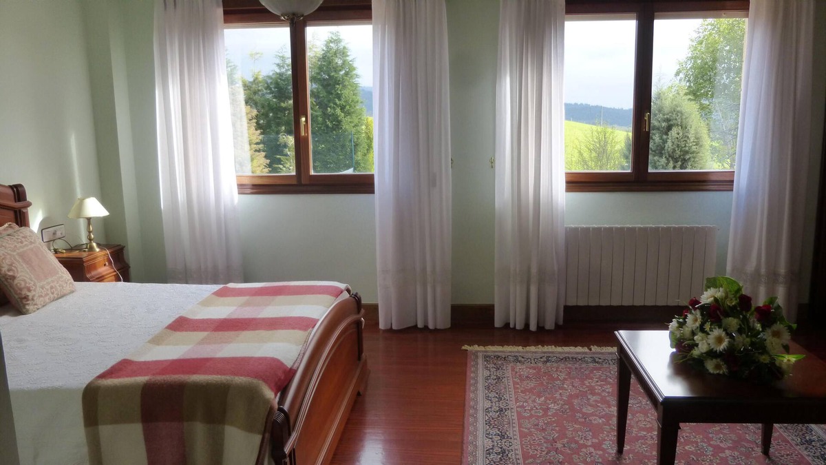 Respaldiza House | BEAUTIFUL HOUSE IN VALLE DE AYALA WITH GARDEN AND TENNIS COURT