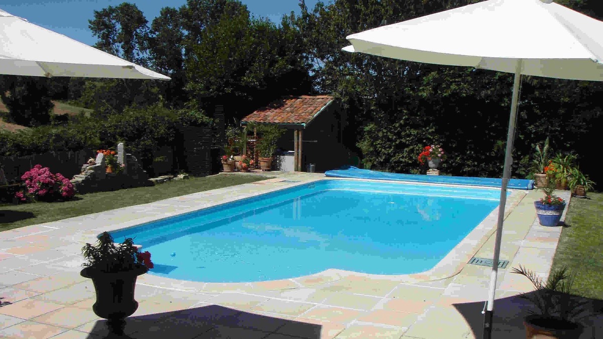 Saint-Pierre-du-Chemin House | Beautiful,private heated pool,sleeps 5 Puy du Fou. Peaceful countryside setting.