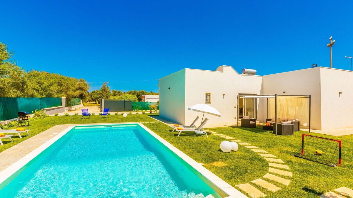 San Vito dei Normanni Villa | Beautiful private villa with A/C, WIFI, pool, TV, veranda, pets allowed and parking, close to Os.
