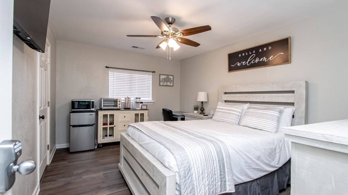 Benton House | Beautiful 1 BD 1Bath Close to Everything Newly Remodeled