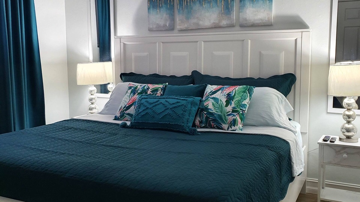 Coral Harbour Apartment | Beautiful 1 Bed 1 Bath Apartment with pool and with walking distance to beach