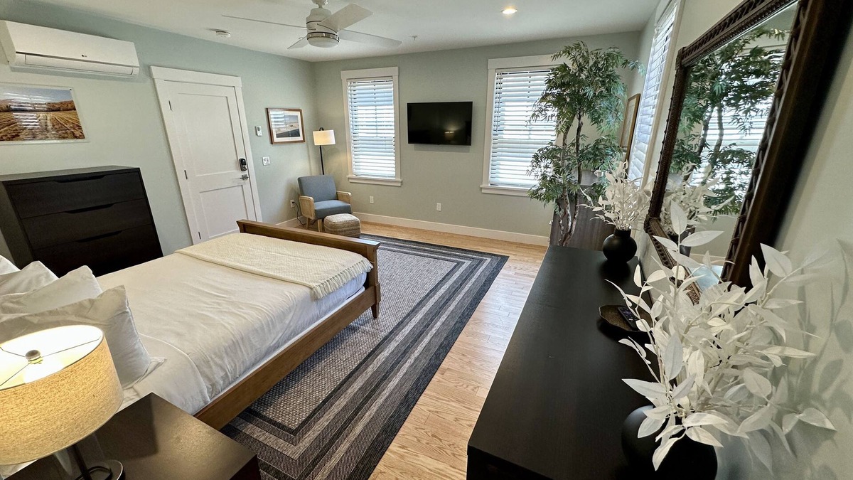 Yachting Village Hotel | Beautiful 1 Bed/1 Bath/Dog Friendly/Newly Renovated with Parking off Thames St.
