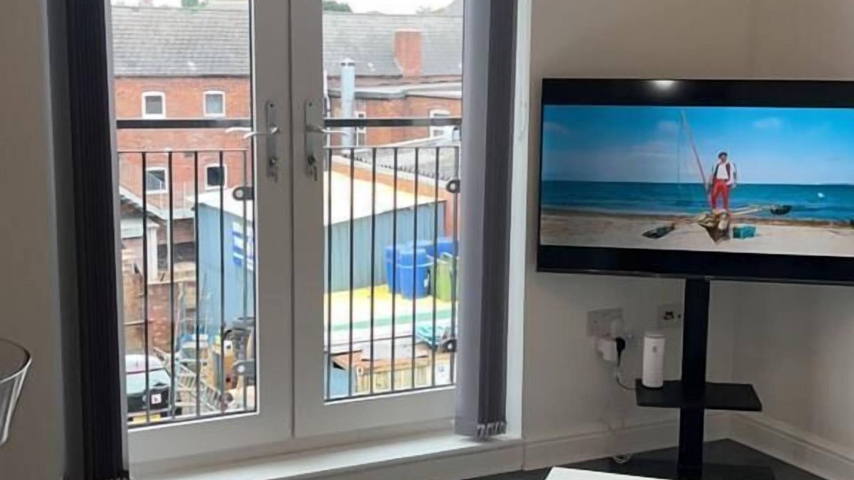 Tipton Apartment | Beautiful 1-Bed Apartment in Tipton