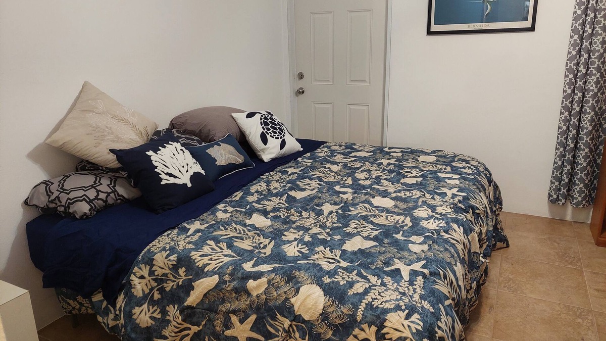 Somerset Village Apartment | Beautiful 1-Bed House in Somerset Village