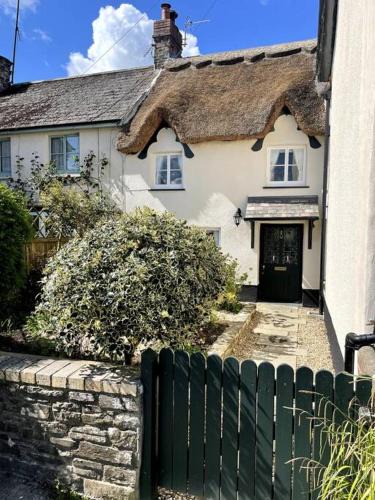 Dolton House | Beautiful 1 bed thatched cottage