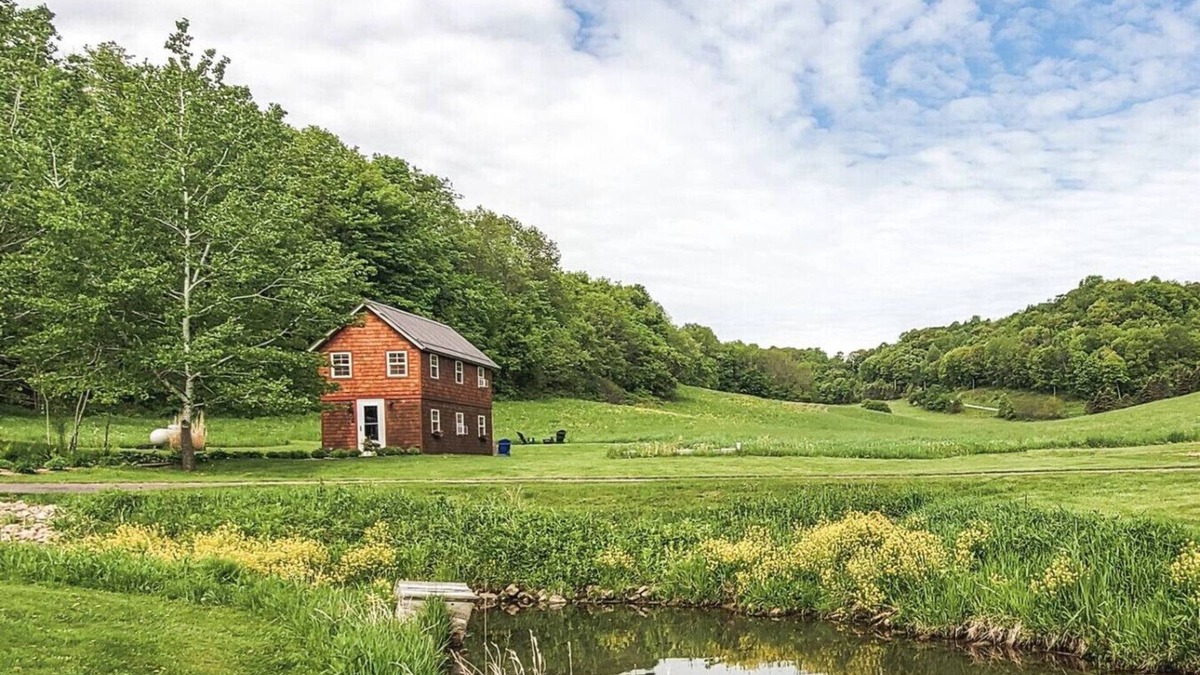 Richland Center Cottage | Beautiful 1 Bedroom Cottage Tucked Away in the Hills of the Driftless Area
