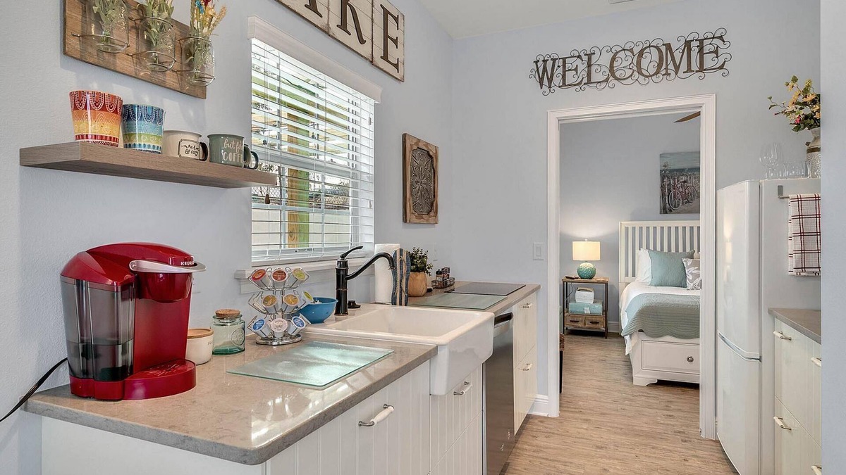 Clermont Cottage | Beautiful 1 bedroom/1 bath unit in Downtown Clermont at Lake Minneola