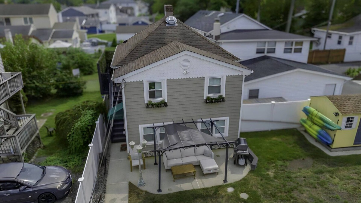 Belmar House | Beautiful 1 Bedroom Renovated House minutes to the beach and across the Bay