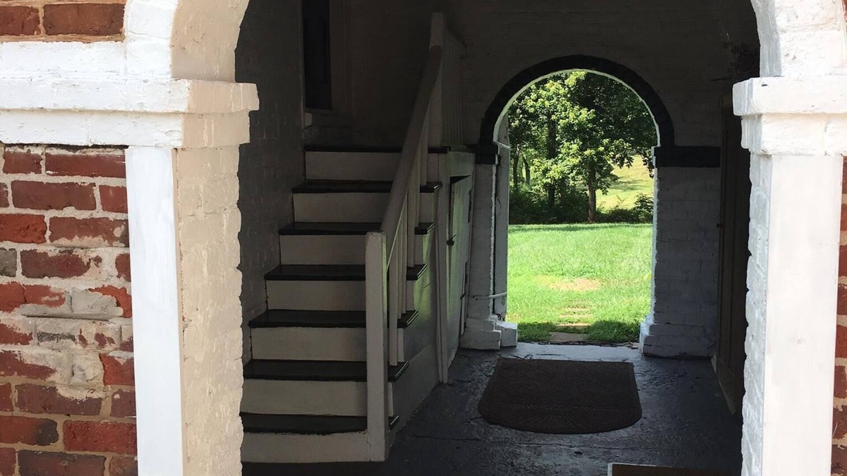 Buckingham House | Beautiful 1815 cottage with solid beams, slate floor and two fireplaces.