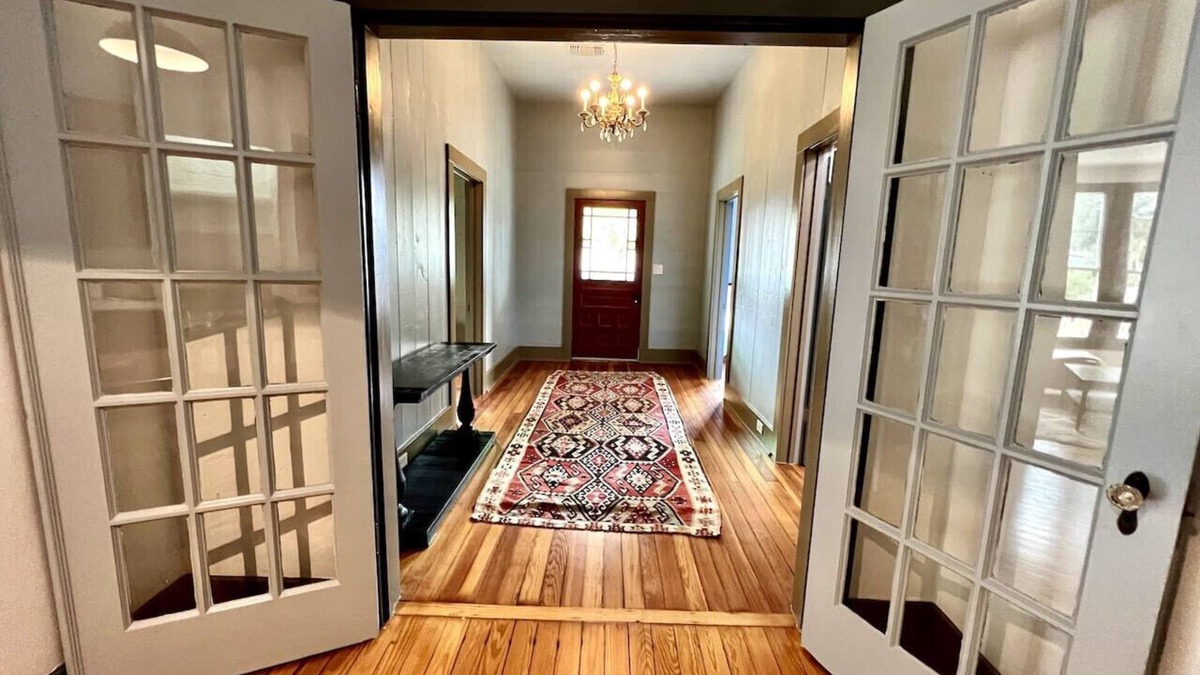 Smithville House | Beautiful 1900s Victorian House w/Pool