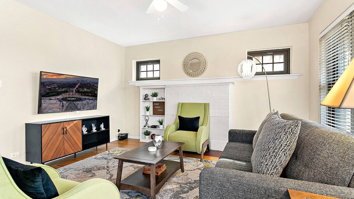 Hyde Park Apartment | Beautiful 1BR Home in Historic Hyde Park Near University of Chicago