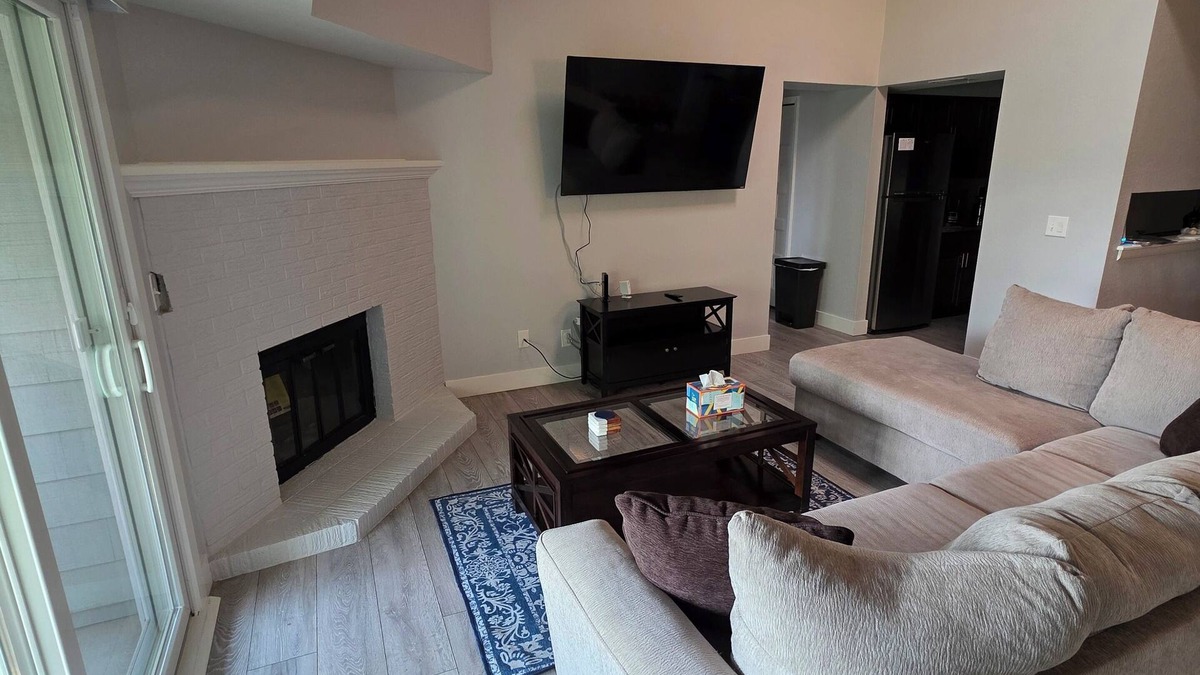 Aurora Condo | Beautiful 2 bed/2 bath remodeled Condo in Aurora