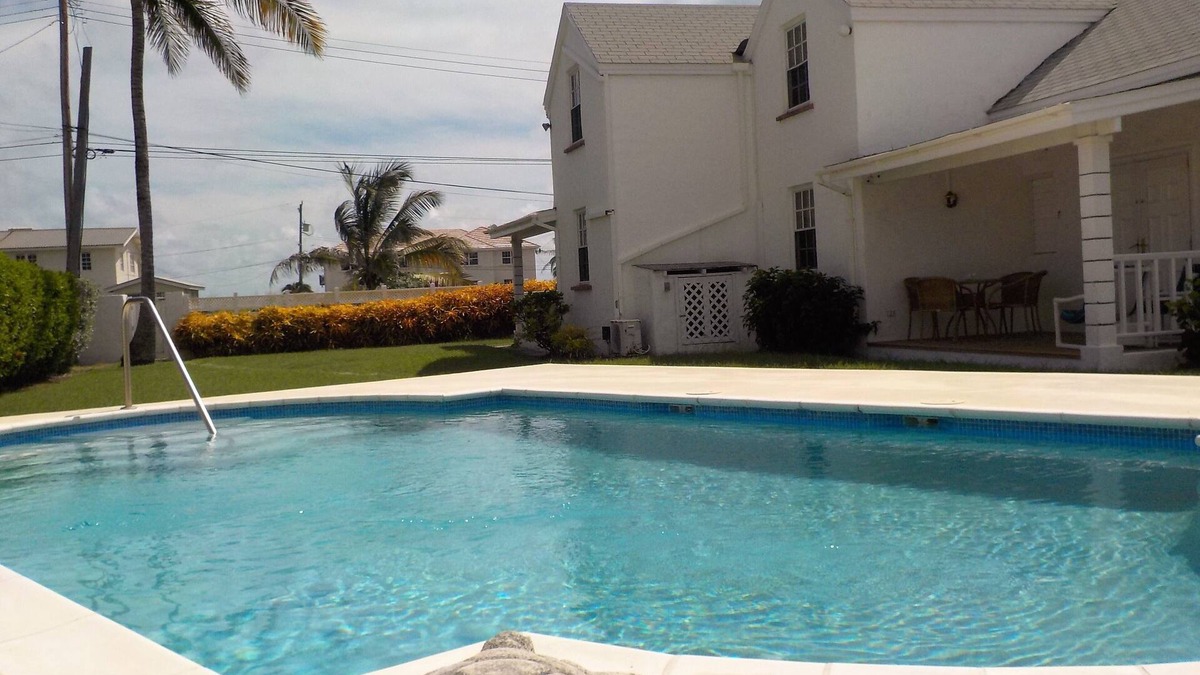 Green Garden Apartment | Beautiful 2 bed 2 bath town-house with pool and sea views.