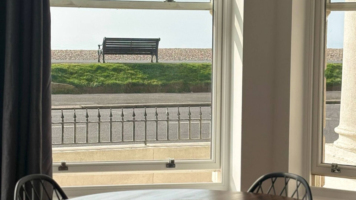 Worthing Apartment | Beautiful 2 Bed Apartment on Beach by Urban Roost