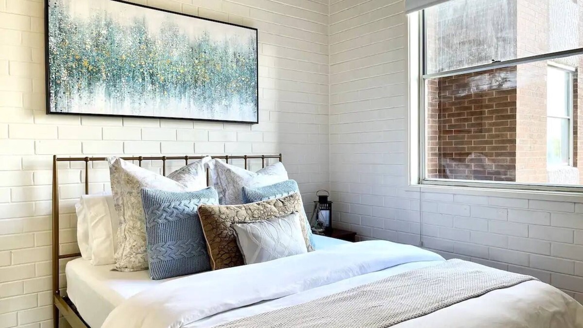 Parkville Apartment | Beautiful 2 Bedrooms w Kitchen & Carpark 🌹