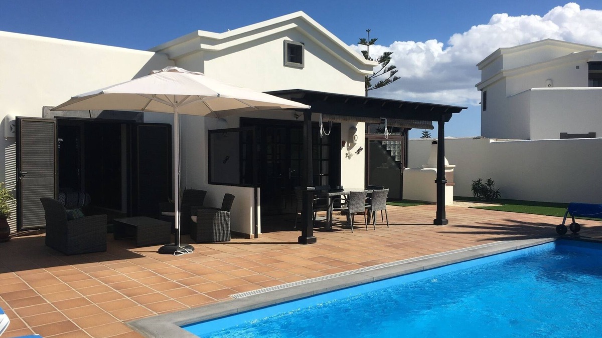 Montana Roja Villa | Beautiful 2 Bed Villa in the Faro Park area of Playa Blanca with Tourist Licence