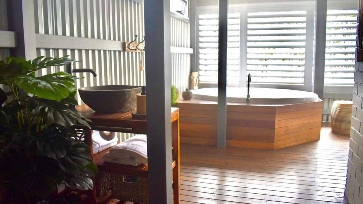 Point Vernon Apartment | Beautiful 2 bedroom fully self contained unit with sea views and breezes