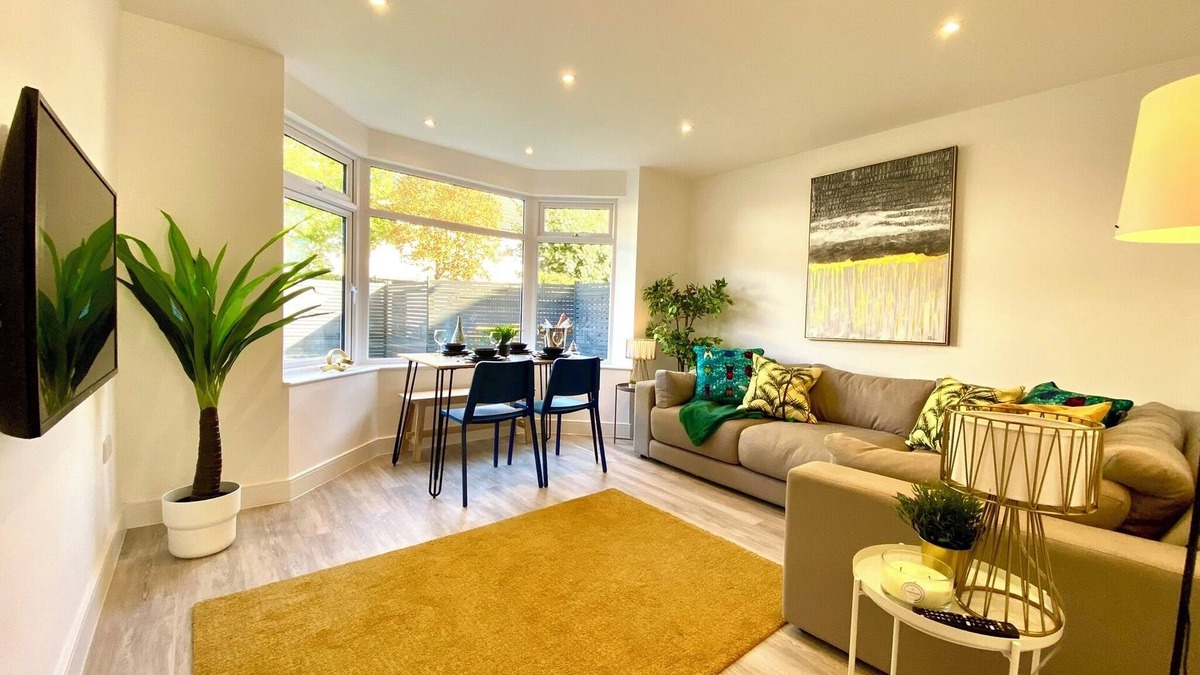 Boscombe Apartment | Beautiful 2 bedroom near the sea with free parking
