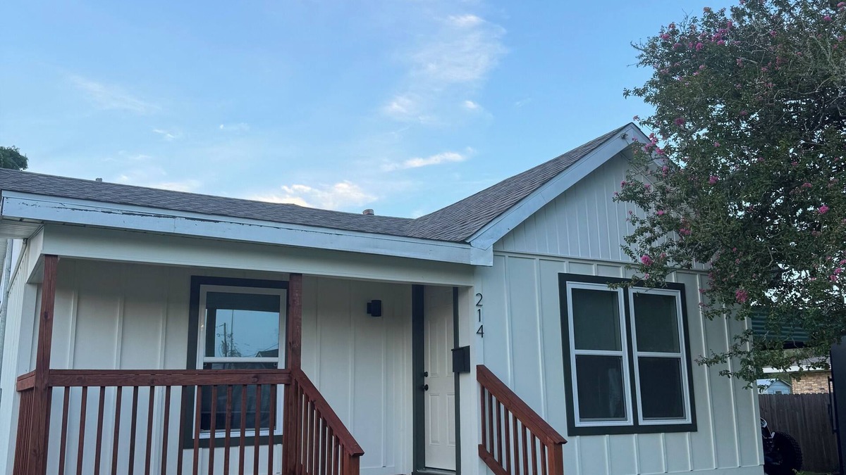 Lake Charles House | Beautiful 2-bedroom house with full kitchen in Lake Charles