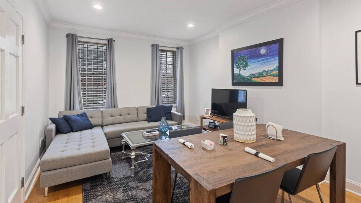 Graduate Hospital Condo | Beautiful 2 bedroom in Graduate Hospital w Back Patio