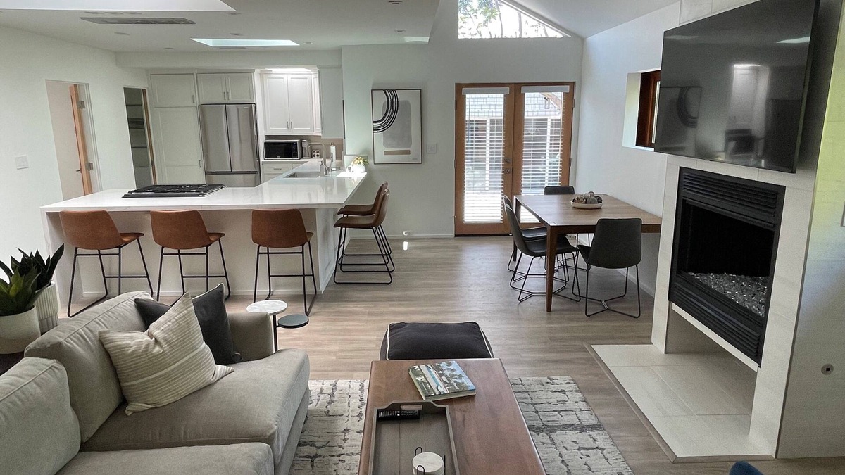 Pico House | Beautiful 2 Bedroom Home in Santa Monica
