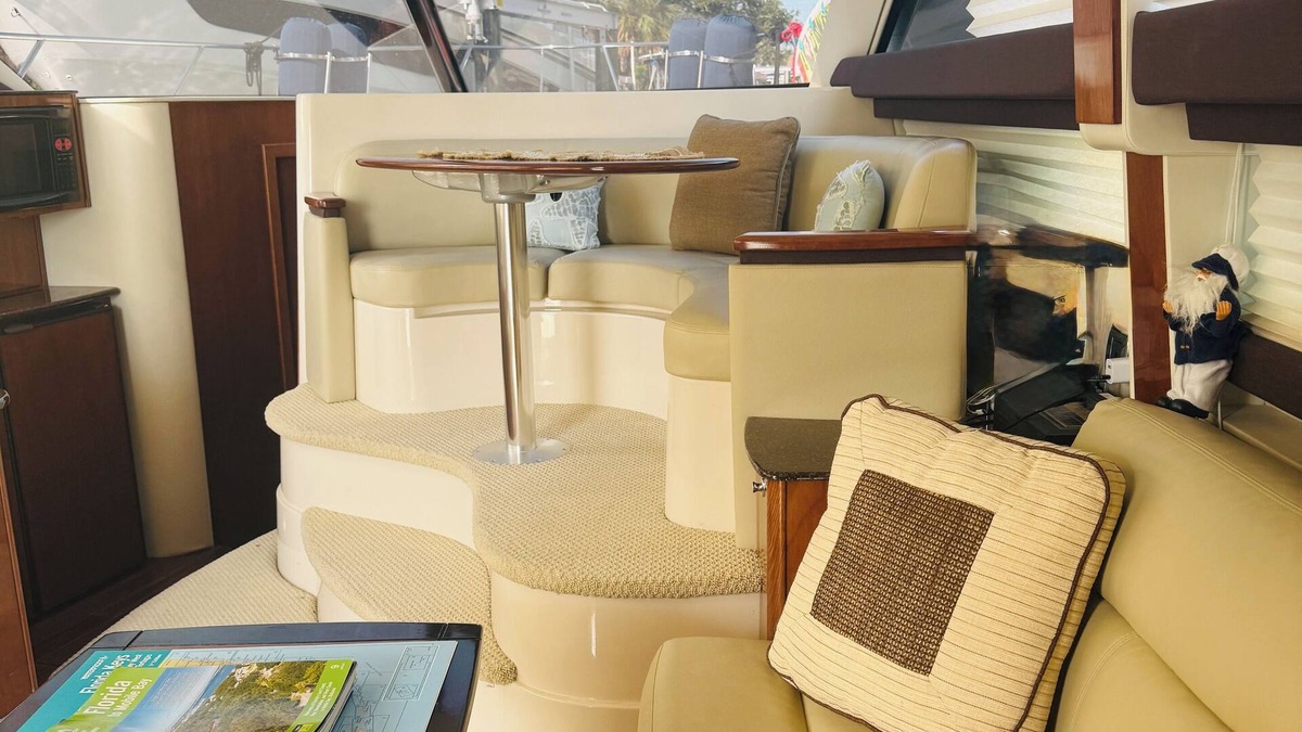 St. Pete Beach Boat Rental | Beautiful 2-bedroom boat 400 steps from St. Pete Beach - WiFi, AC 30min to TPA
