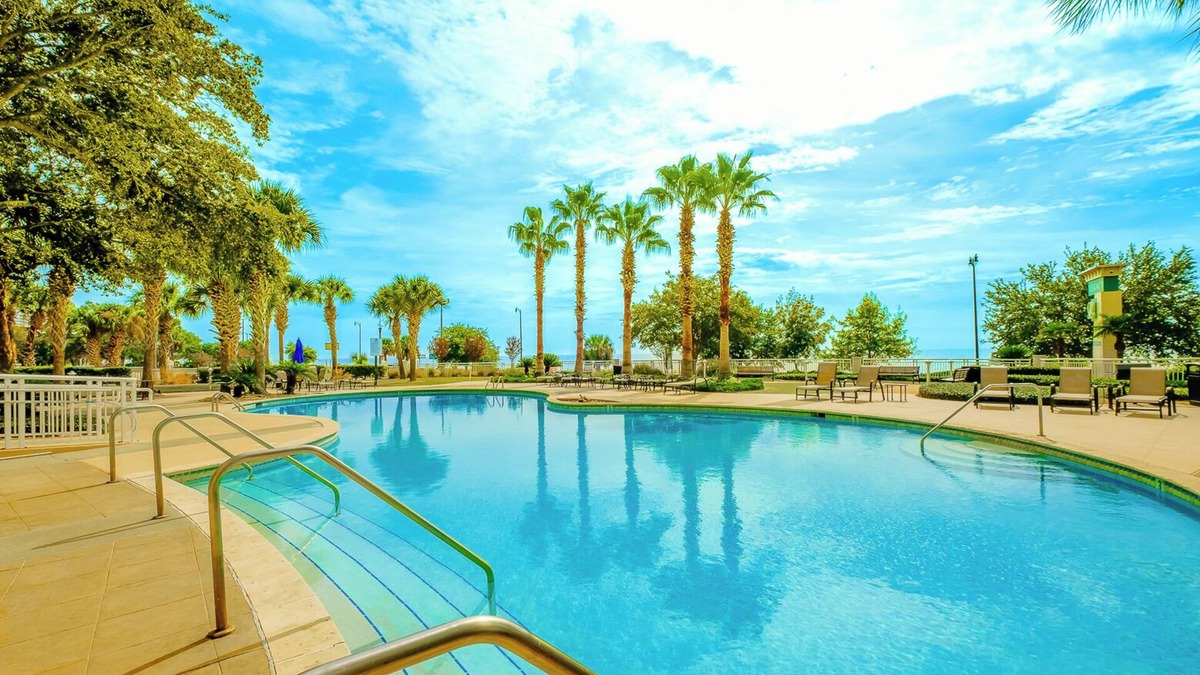 Gulfport Condo | Beautiful 2 Bedroom /2 Bathroom Condo w/Bonus Overlooking the Gulf LT2-403