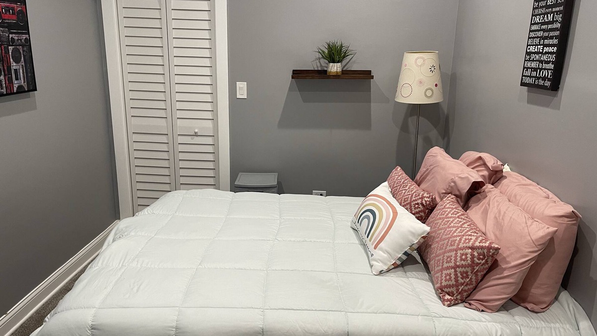 Woodlawn Apartment | Beautiful 2-Bedroom Apt Near University of Chicago