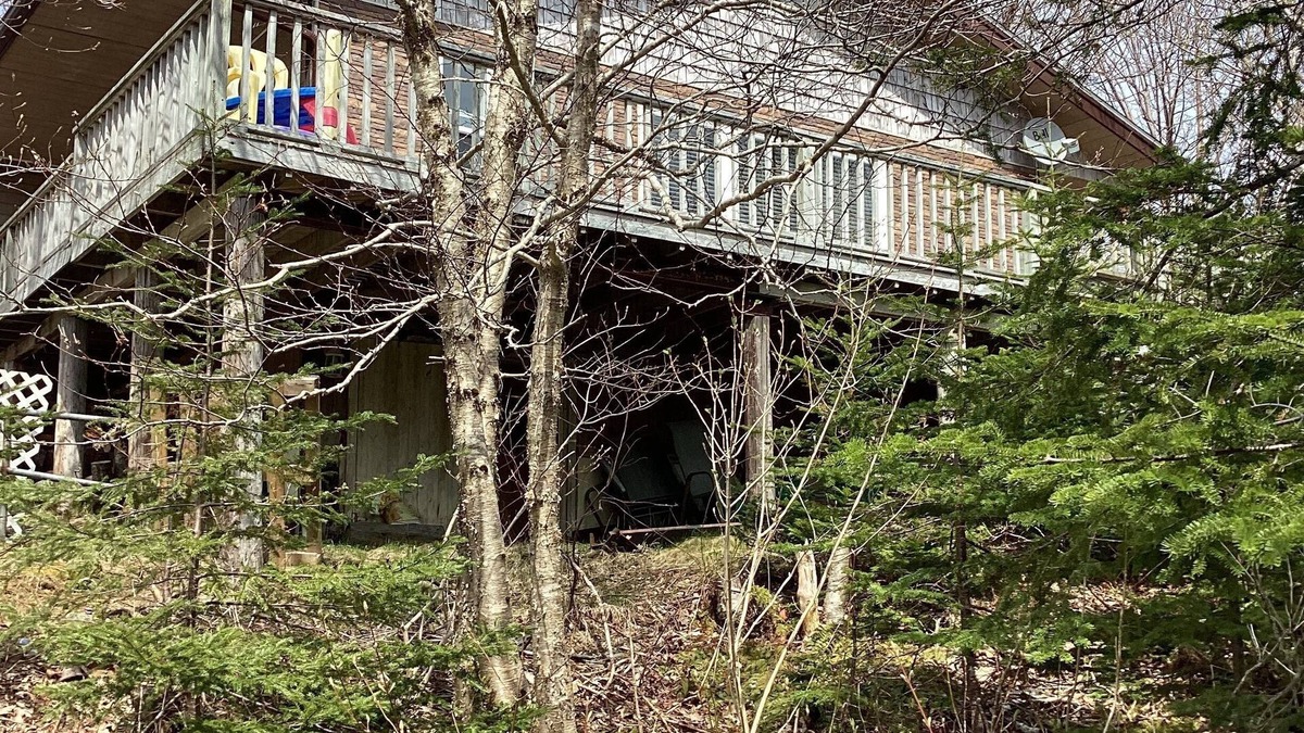 Terra Nova Cottage | Beautiful 2 bedroom cottage on the pond conveniently located