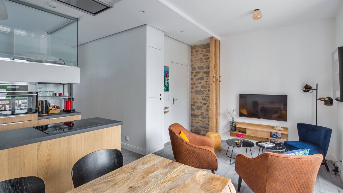 Dinard Apartment | Beautiful 2 bedroom center of Dinard, shops and beaches on foot