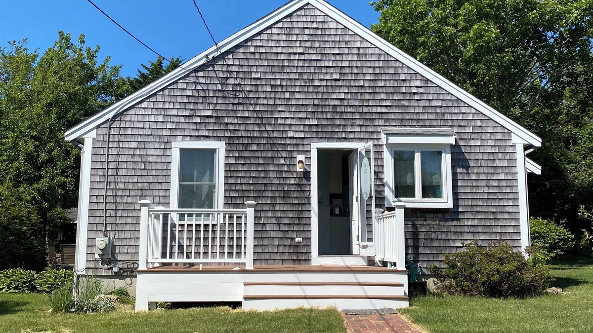 Sandwich Cottage | Beautiful 2 Bedroom Cottage Just Short Stroll To Town Neck Beach